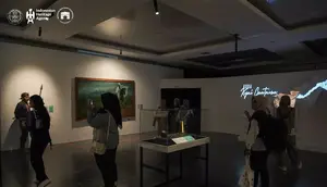 Suasana ruang pamer tongkat dan tombak pusaka milik Pangeran Diponegoro yang dipamerkan dalam pameran perang Jawa sebagai bagian dari Vredeburg Fair ke-10. (dok. Instagram @museum.benteng.vredeburg/https://www.instagram.com/p/C_sJfgfSuPp/?hl=en&img_index=1/Dinny Mutiah)