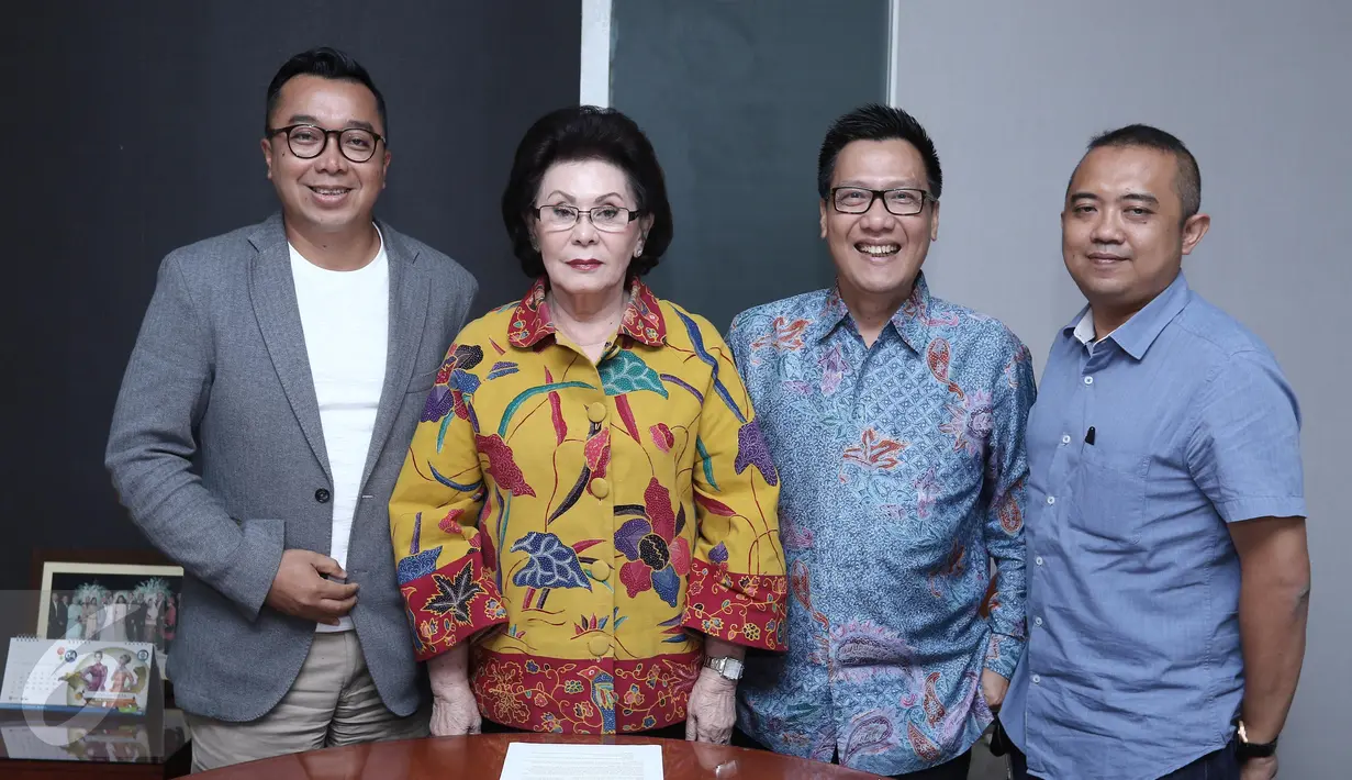 Indra Yudhistira berfoto bersama dengan Kusuma Dewi dan Mega Angkasa usai menggelar jumpa pers terkait penulisan data gelar Puteri Indonesia pada  malam final Puteri Indonesia 2017 di Indosiar, Jakarta, Senin (3/4). (Liputan6.com/Herman Zakharia)