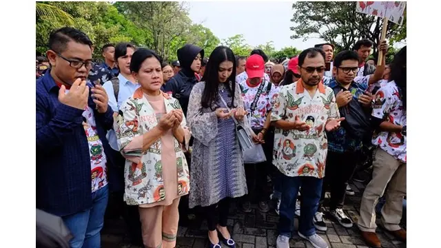 Selvi Ananda dan Iriana Jokowi juga turut berbaur bersama ratusan relawan yang melepas Gibran Rakabuming mendaftar Pilkada Solo.