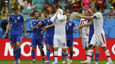 Gelandang Timnas Iran, Andranik Teymourian (tengah) menutupi wajahnya usai dikalahkan Bosnia 1-3 di penyisihan Piala Dunia Grup F, (25/6/2014). (REUTERS/Ivan Alvarado)