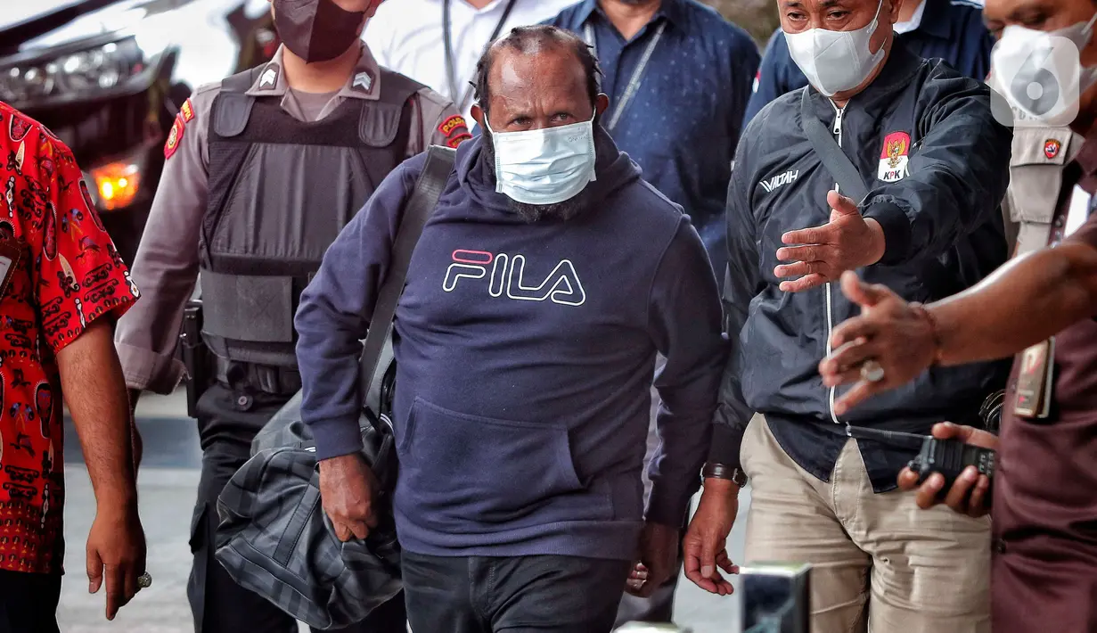 Tersangka kasus dugaan suap Bupati Mamberamo Tengah nonaktif, Ricky Ham Pagawak (RHP), tiba untuk menjalani pemeriksaan di gedung Merah Putih KPK, Jakarta, Senin (20/2/2023). Diketahui, Penyidik KPK menangkap Bupati Mamberamo Tengah Ricky Ham Pagawak, tersangka kasus suap proyek infrastruktur dan dugaan tindak pidana pencucian uang (TPPU). (Liputan6.com/Angga Yuniar)