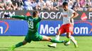 Gelandang Juventus, Sami Khedira, berusaha membobol gawang Fiorentina pada laga Serie A di Stadion Artemio Franchi, Florence, Sabtu (14/9). Kedua klub bermain imbang 0-0. (AFP/Vincenzo Pinto)