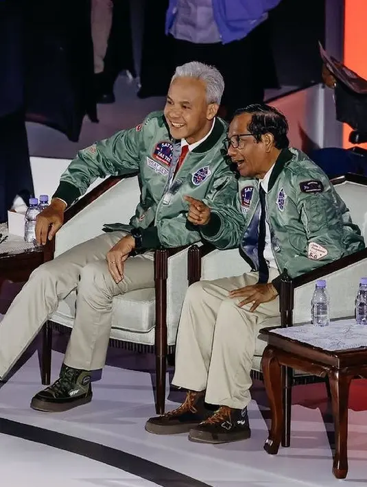 Bomber jaket tersebut dipadukan dengan celana chino warna beige serta sneakers highnya.   [@ganjar_pranowo]