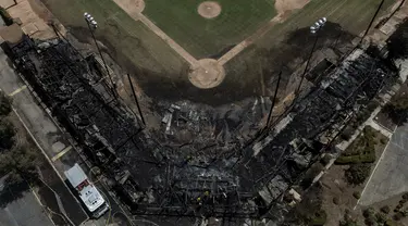 Pemandangan dari udara menunjukkan dampak kebakaran di Jay Littleton Ball Park, lapangan bisbol bersejarah yang muncul dalam "A League of Their Own" dan film lainnya, di Ontario, California, Jumat (23/8/2024). (AP Photo/Jae C. Hong)