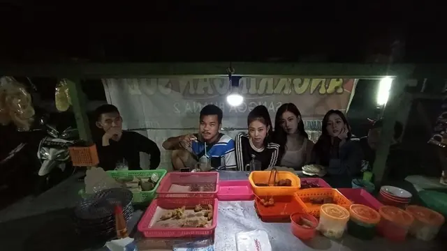 7 Editan Foto Netizen Makan Bareng Artis Terkenal Ini Kocak Banget