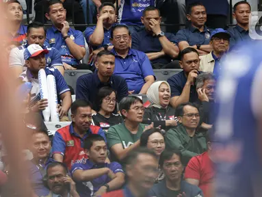 Presiden keenam Republik Indonesia sekaligus pemilik tim voli putra Jakarta Lavani, Susilo Bambang Yudhoyono (SBY) saat menyaksikan final PLN Mobile Proliga 2024 di Indonesia Arena, Kompleks Gelora Bung Karno, Jakarta, Minggu (21/7/2024). (Liputan6.com/Helmi Fithriansyah)