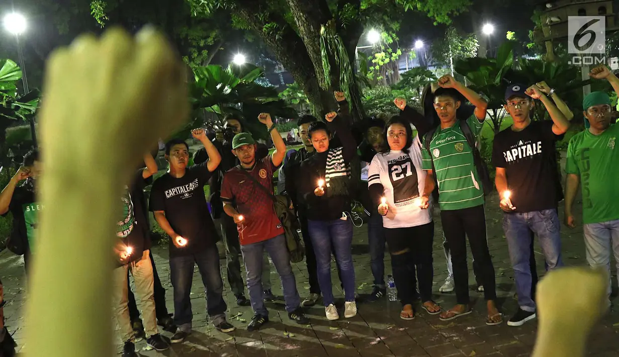 Suasana saat gabungan suporter klub sepak bola memanjatkan doa sambil menyalakan lilin dalam aksi solidaritas terkait tragedi teror bom di Surabaya dan Sidoarjo di Taman Suropati, Jakarta, Senin (14/5). (Liputan6.com/Immanuel Antonius)
