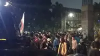 Mahasiswa saat berada di belakang gedung DPR. (Merdeka.com)