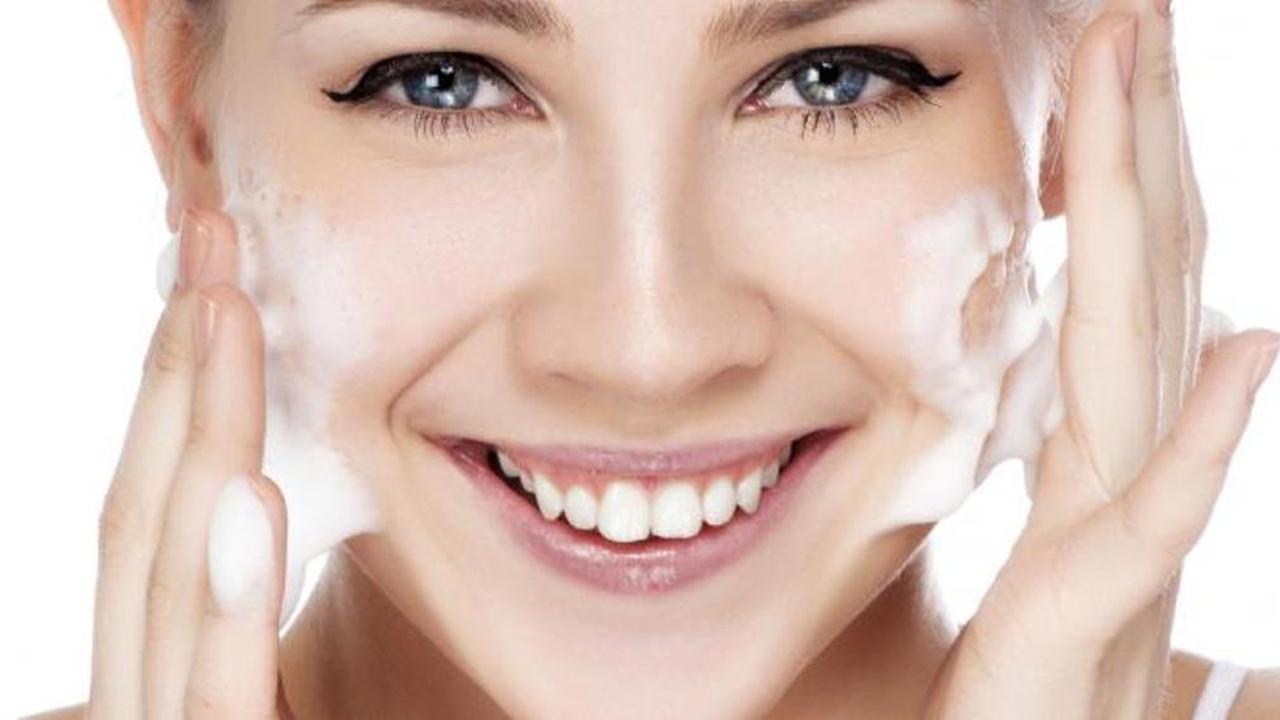 4 Alasan Mengapa Kamu Harus Cuci Muka Malam Hari