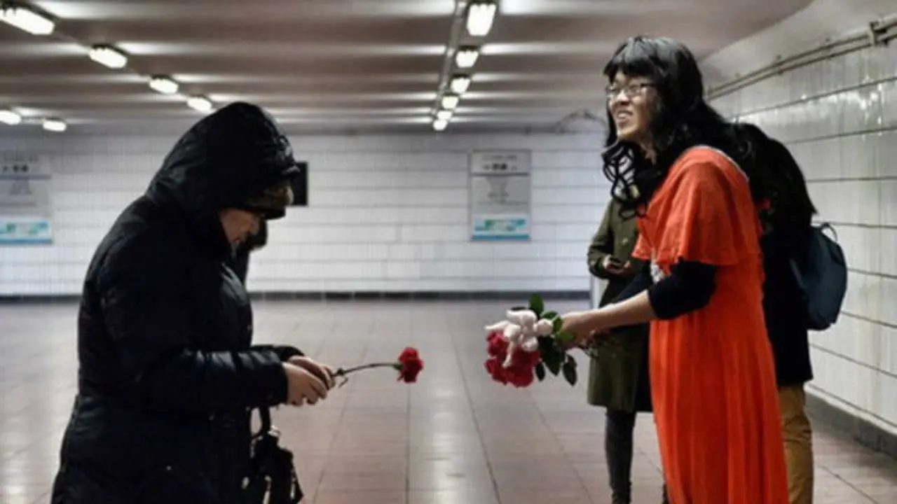 Berdandan Bak Wanita dan Jual Bunga Demi Anak yang Sakit Kanker