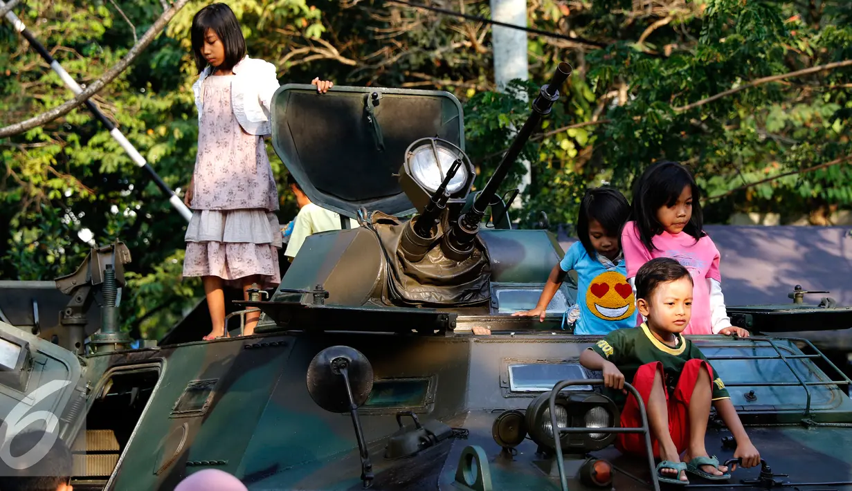 Sejumlah bocah menaiki Panser Anoa milik TNI AD di pameran road to campus Alutsista di kawasan Boulevard UI, Jawa Barat, Kamis (27/8/2015). TNI AD menampilkan sejumlah peralatan dan persenjataan di pameran tersebut. (Liputan6.com/Yoppy Renato)