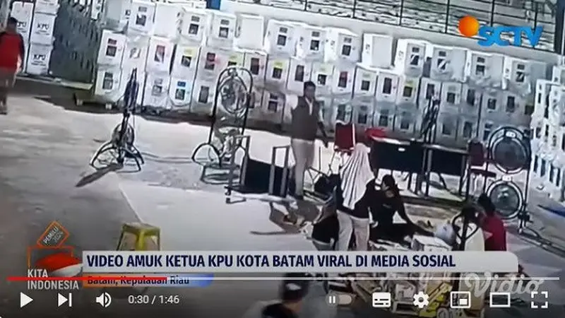 Viral Ketua KPU Kota Batam, Mawardi menendang meja dan memarahi petugas gudang logistik Pemilu. (YouTube Liputan6)