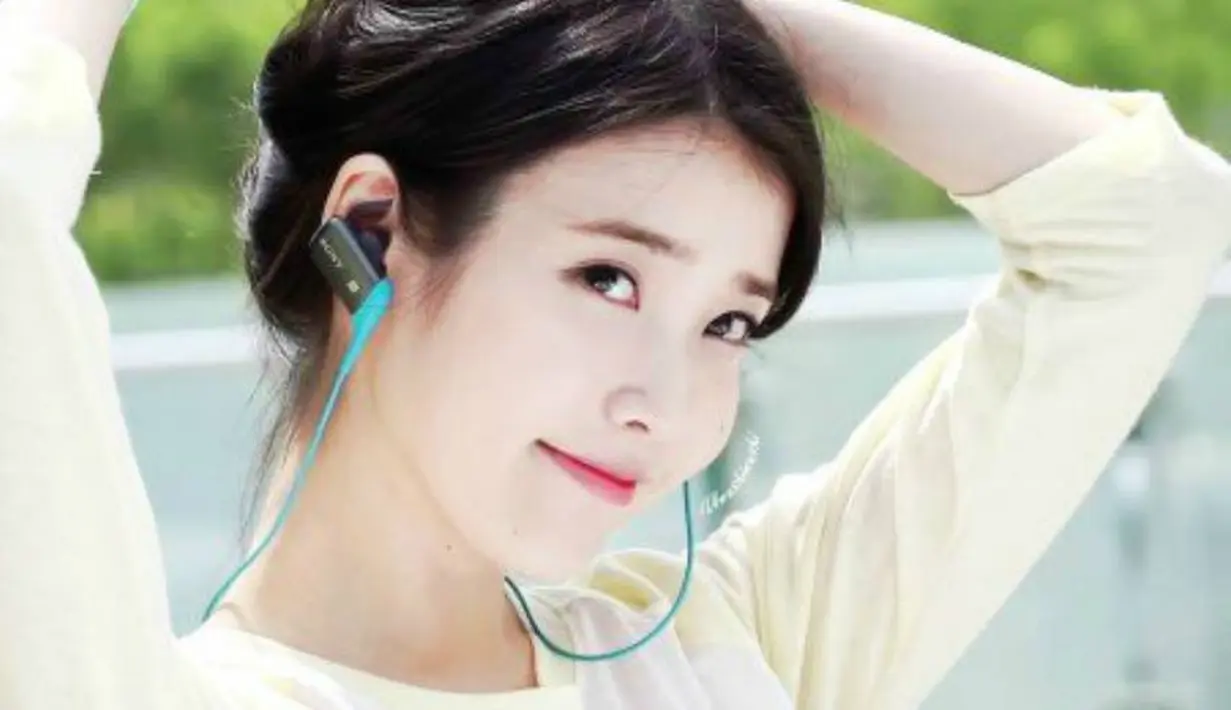 Sedangkan IU akan memainkan karakter Lee Jin AN yang merupakan seorang pegawai. (Foto: allkpop.com)