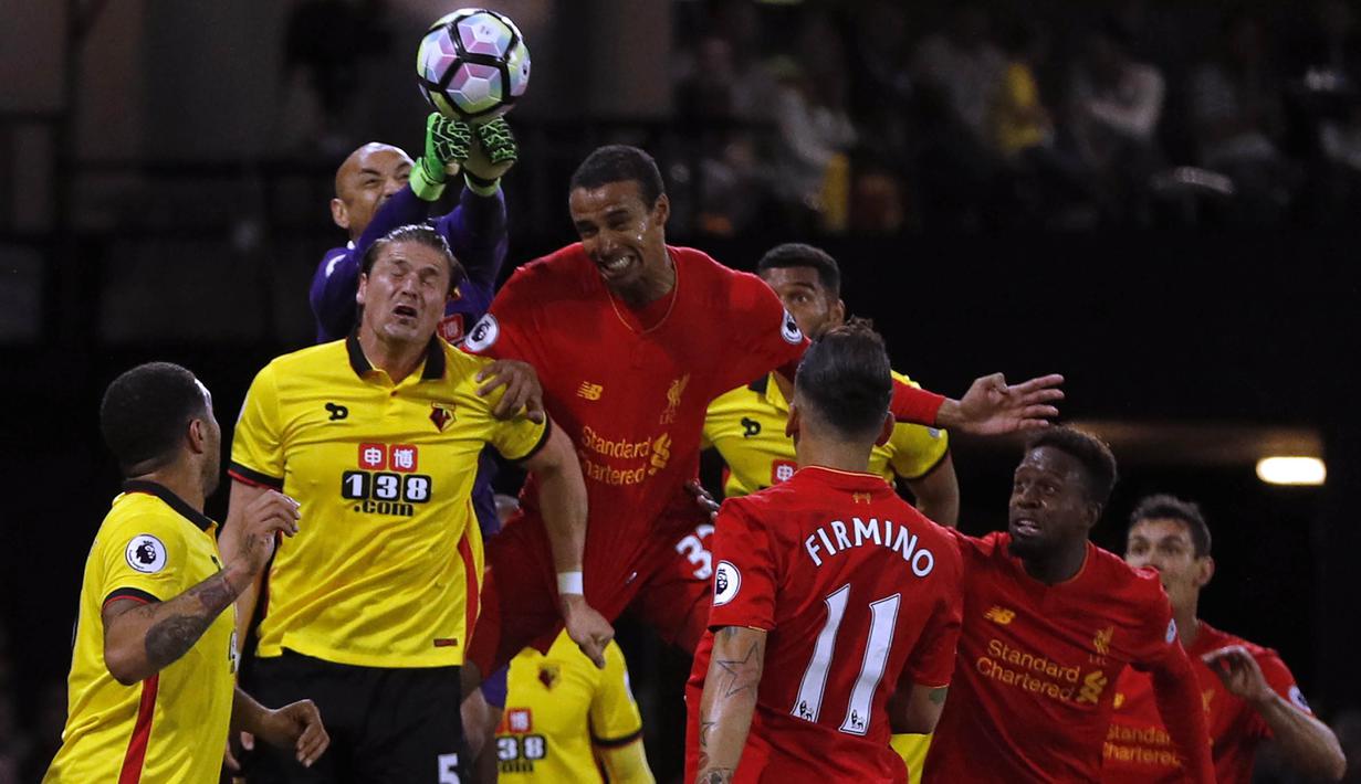 Kiper Watford, Heurelho Gomes, duel udara dengan bek Liverpool, Joel Matip, pada laga Premier League di Stadion Vicarage, Watford, Minggu (1/5/2017). Watford kalah 0-1 dari Liverpool. (AFP/Adrian Dennis)