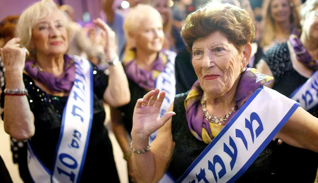 Salah satu kontestan, Carmela Ben Yehuda (89 tahun) sedang menari saat mengikuti kontes kecantikan di Kota Haifa, Israel (30/10). Kontes tahunan ini digelar untuk menghormati mereka yang selamat dari genosida Holocaust. (Reuters/Amir Cohen)