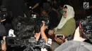 Terdakwa kasus korupsi alat kesehatan Siti Fadilah Supari usai menjalani sidang vonis di Pengadilan Tipikor Jakarta, Jumat (16/6). Siti Fadilah dihukum empat tahun penjara (Liputan6.com/Helmi Afandi)