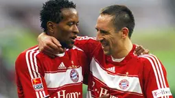 Bayern Munich&#039;s Franck Ribery and Ze Roberto celebrate after the German first division Bundesliga match FC Bayern Munich vs VfL Wolfsburg on October 25, 2008. Munich won the match 4-2. AFP PHOTO/TIMM SCHAMBERGER