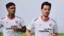 Thom Haye dan Shayne Pattynama dalam sesi latihan Timnas Indonesia di Bali United Training Center, Gianyar, Bali, Sabtu (18/7/2926). (Bola.com/Alit Binawan)