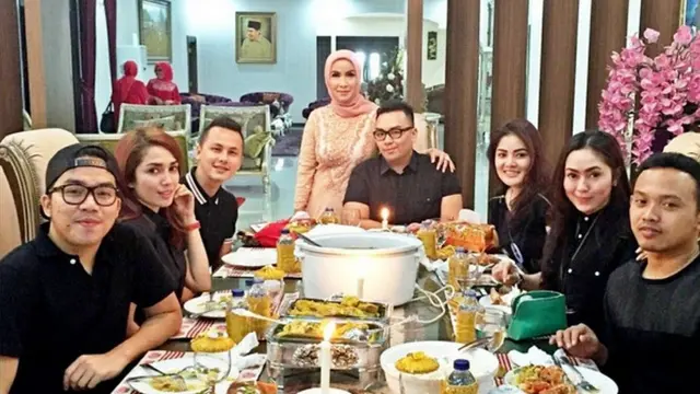Lily Martiani Maddari kerap tampil cantik dengan gaya jilbab sederhana.