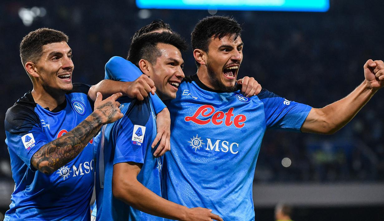 Hingga pekan ke-21 Liga Italia 2022/2023, Napoli masih kukuh di puncak klasemen dengan mengemas 56 poin, unggul 13 poin dari Inter Milan yang menguntit di posisi kedua. Jika mampu tampil konsisten ke depannya, bukan tak mungkin eks klub Diego Maradona tersebut akan menggapai gelar ketiga di Serie A Liga Italia, setelah sebelumnya sempat menjadi kampiun dalam dua edisi pada 1986/1987 dan 1989/1990. Aroma juara bisa saja dihembuskan 5 pemain dalam skuad Napoli musim ini yang nyatanya pernah meraih gelar liga domestik saat membela klub mereka sebelumnya. (AFP/Tiziana Fabi)