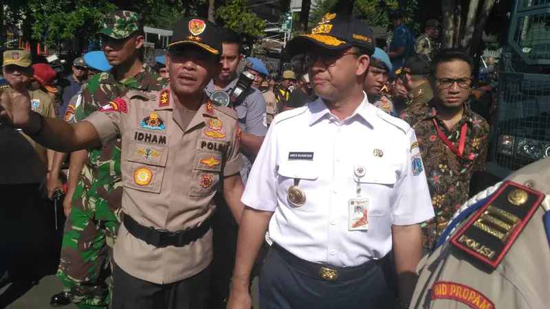 Gubernur DKI Jakarta Anies Baswedan memimpin Apel Kesiapan Tanggap Musim Penghujan 2018 di Lapangan Direktorat Lalu Lintas Polda Metro Jaya.