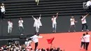 Sejumlah musisi dan artis ibukota membawakan lagu pada kampanye akbar capres dan cawapres Joko Widodo (Jokowi)-Ma'ruf Amin di Stadion Utama GBK, Senayan, Jakarta, Sabtu (13/15). Sebanyak 500 artis, musisi, dan budayawan meramaikan pagelaran Konser Putih Bersatu. (Liputan6.com/Angga Yuniar)