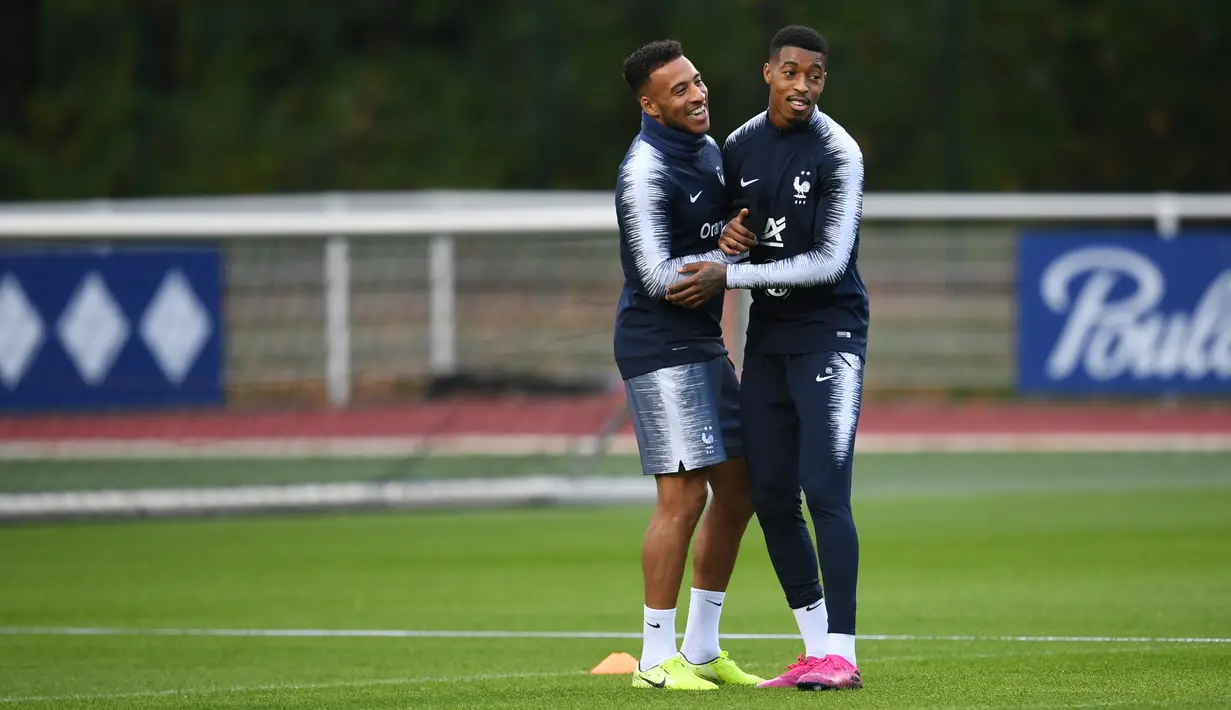 Gelandang Prancis Corentin Tolisso (kiri) dan bek Presnel Kimpembe bercanda saat sesi latihan di Clairefontaine-en-Yvelines, barat daya Paris (8/10/2019). Prancis akan bertanding melawan Islandia di Kualifikasi Piala Eropa, Jumat (11/10/2019) di Laugardalsvöllur. (AFP Photo/Martin Bureau)