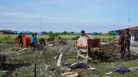 Satgas mobile Batalyon 411/Pandawa Kostrad bersama warga Keneyam Kabupaten Nduga bergotongroyong mewujudkan gereja yang menjadi kebutuhan warga. Foto: liputan6.com/edhie prayitno ige&nbsp;