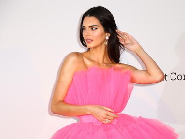 Model Kendall Jenner berpose saat menghadiri gala amfAR Cinema Against AIDS 2019 dalam Festival Film Cannes ke-72 di Antibes, Prancis (23/5/2019). Kendall Jenner tampil cantik seperti Barbie dengan gaun tule bertumpuk warna pink. (AP Photo/Joel C Ryan)