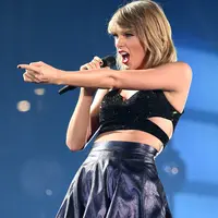 'Apa yang pers katakan sedang aku lakukan: membeli rumah besar di Beverly Hills, menikah di kastil Inggris. Apa yang sedang aku lakukan: melakukan pertunjukkan di St. Louis,' tulisnya pada hari Selasa (29/9/2015). (AFP/Bintang.com)