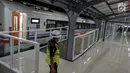 Petugas berjaga di Stasiun Jakarta Kota, Rabu (29/5/2019). Ada 3 keberangkatan dan kedatangan KA jarak jauh yang di stasiun Jakarta Kota, yaitu KA Kutojaya Utara, Jayakarta Premium dan Menoreh. (Liputan6.com/Faizal Fanani)