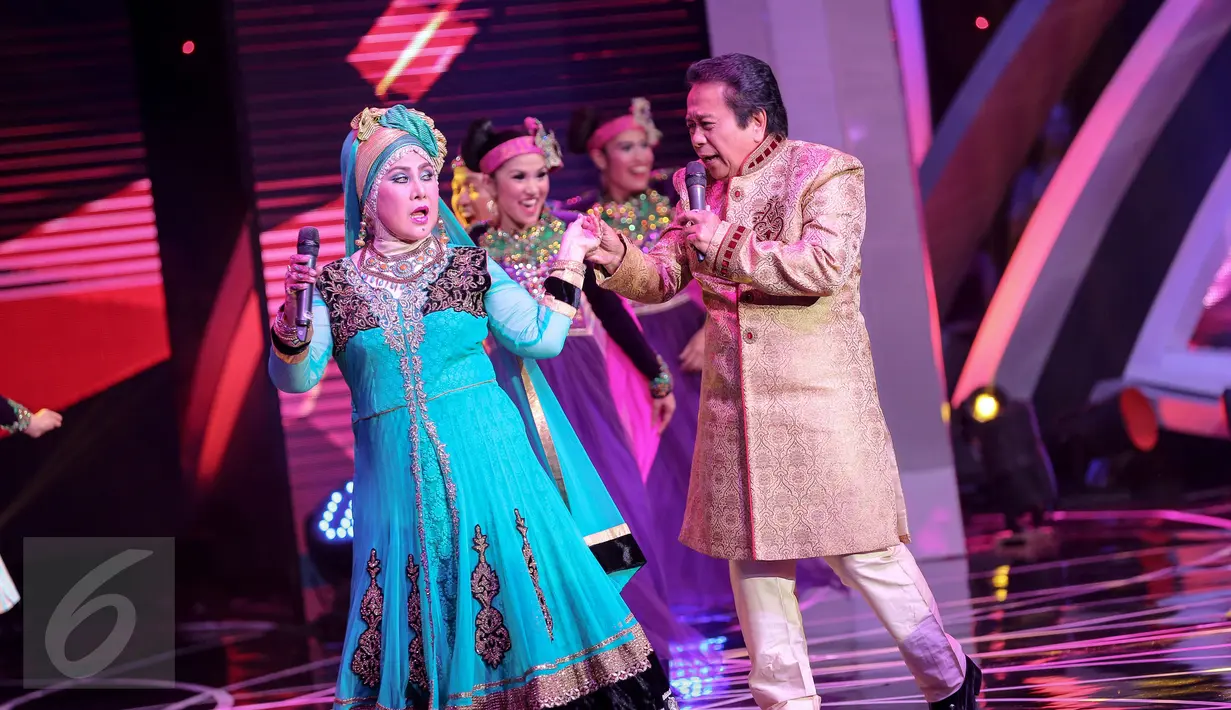 Elvy Sukaesih dan Mansyur.S saat beraksi di panggung Indonesia Dangdut Awards (IDA) 2015, Jakarta, Rabu (28/10/2015). Perhelatan IDA 2015 menggambarkan dangdut telah menjadi bagian tidak terpisahkan dari masyarakat Indonesia. (Liputan6.com/Faizal Fanani) 