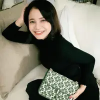 Tampil dengan rambut baru, Rossa memberikan aksen statement dalam penampilannya dengan tas klasik Kate Spade New York Spade Flower Jacquard Locket yang kini hadir dalam warna green multi. Tampilan monokrom dari turtleneck dan rok berwarna hitam untuk kesan yang tidak berlebihan (Kate Spade)