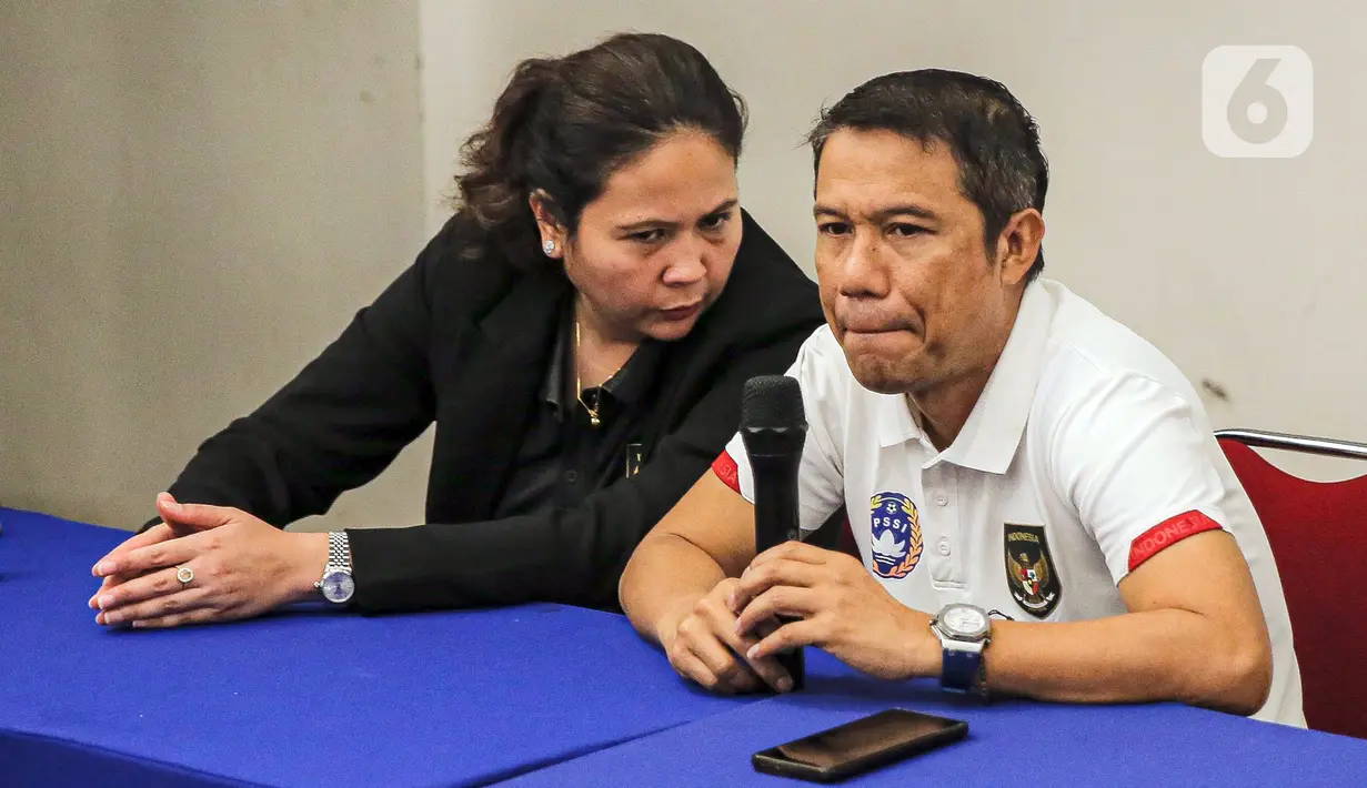 Sekretaris Jenderal PSSI Yunus Nusi (kanan) saat menyampaikan keterangan pers terkait tragedi kerusuhan Stadion Kanjuruhan Malang di Stadion Madya, Jakarta, Minggu (2/10/2022). Selain denda, PSSI juga akan memberikan sanksi tidak bisa menjadi tuan rumah dalam beberapa laga. (Liputan6.com/Faizal Fanani)