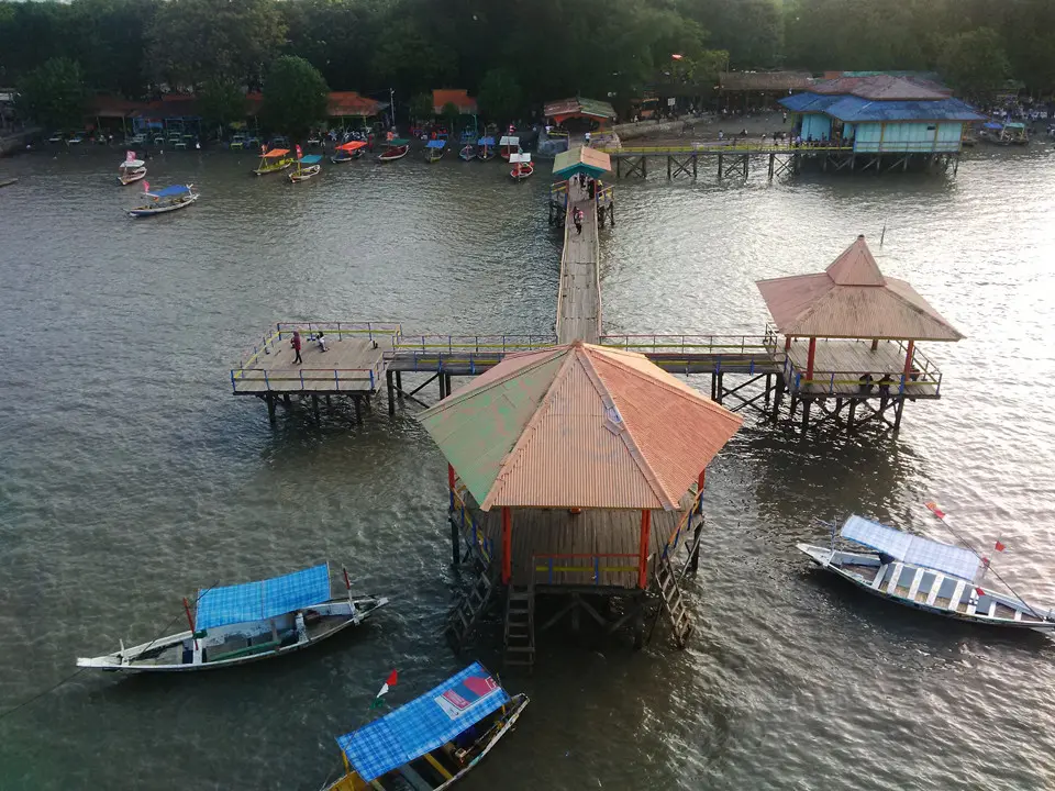 Banyak warga memanfaatkan momen liburan untuk menikmati senja di anjungan Jembatan Suroboyo, Kota Surabaya, Jawa Timur. (Liputan6.com/Dhimas Prasaja)