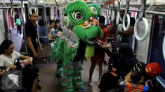  Barongsai memberikan hadiah kepada penumpang kereta api di stasiun Jakarta - Kota, Minggu (7/2). Menyambut Tahun Baru Imlek 2567, PT KAI Commuter Jabodetabek (KCJ) menghadirkan hiburan Barongsai bagi pengguna KRL. (Liputan6.com/JohanTallo)