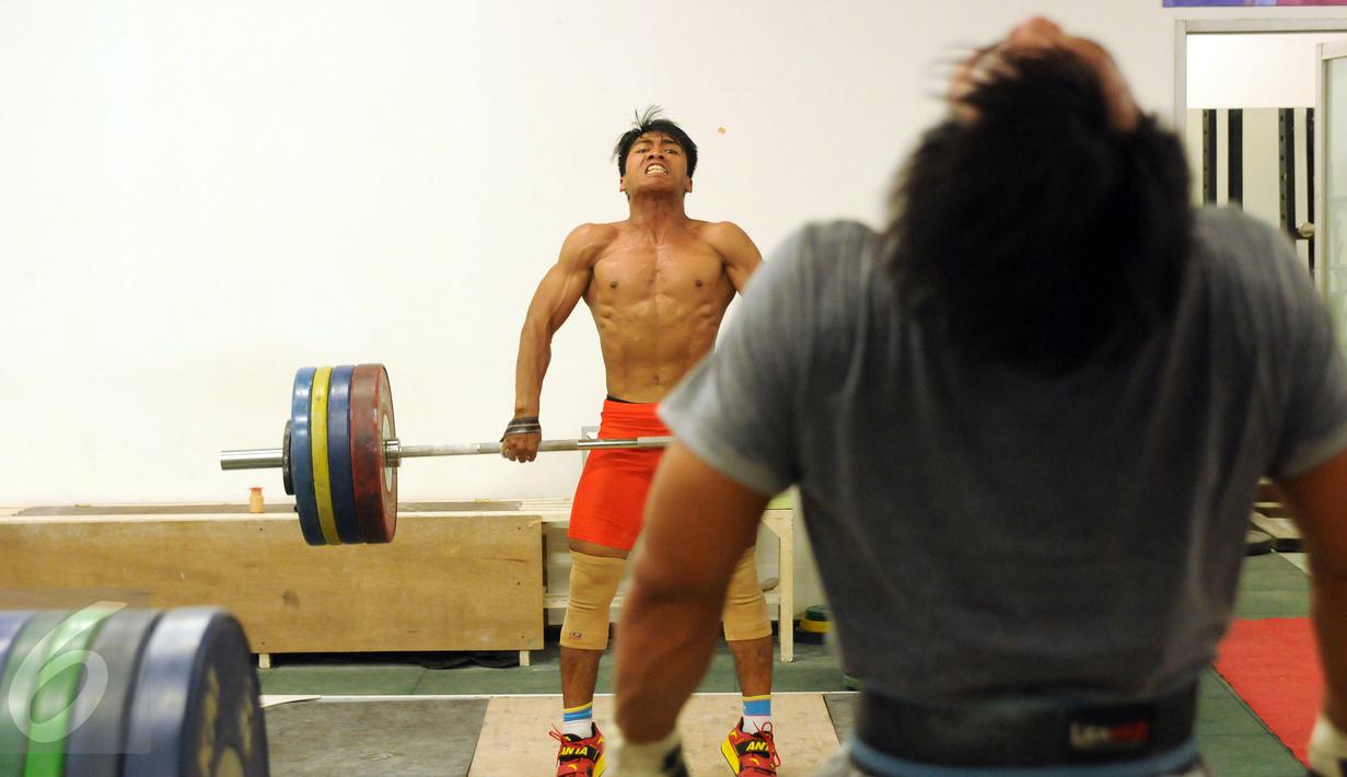 Lifter asal Jabar, Deni saat melakukan latihan angkatan di PB PABBSI, Jakarta, Selasa (21/6/2016). Tim angkat besi dijadwalkan meninggalkan Indonesia, 8 Juli dan berlatih di Afrika Selatan hingga 28 Juli. (Liputan6.com/Helmi Fithriansyah)
