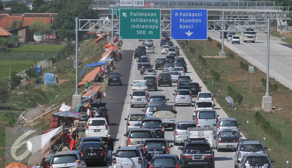 Antrian panjang di gerbang Tol Palimanan, Jawa Barat, Rabu (15/7/15) Ribuan kendaraan terjebak macet hingga 38 Km antara jalan tol Cipali hingga tol Palikanci. (Liputan6.com/Herman Zakharia)
