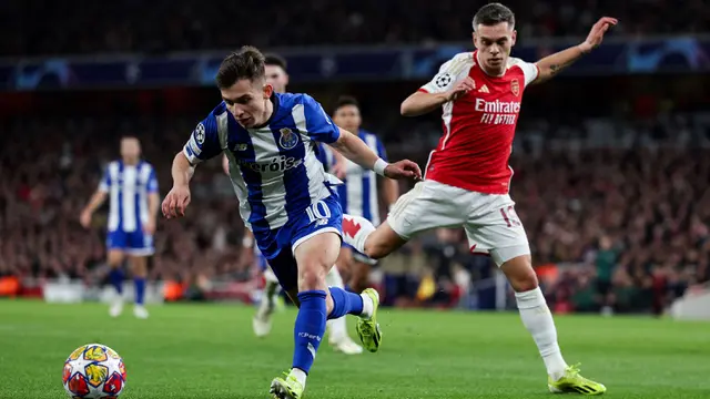 Foto: Leandro Trossard Punya Kembaran Wasit? Laga Arsenal Vs Porto di Liga Champions Serasa Reuni Keluarga