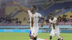 Hasil meyakinkan dipetik Timnas Mali U-17 pada laga pertama Grup B Piala Dunia U-17 2023 di Stadion Manahan, Solo, Jumat (10/11/2023) sore WIB. Menghadapi Timnas Uzbekistan U-17, Timnas Mali U-17 menang telak 3-0 lewat hattrick Mamadou Doumbia. Ketiga gol Mamadou Doumbia dicetak pada menit ke-30, 72 dan 75. Dengan hasil ini Timnas Mali U-17 sementara memimpin Grup B dengan poin 3, unggul selisih gol atas Spanyol yang menghuni posisi kedua berkat kemenangan 2-0 atas Kanada. (Bola.com/Arief Bagus)