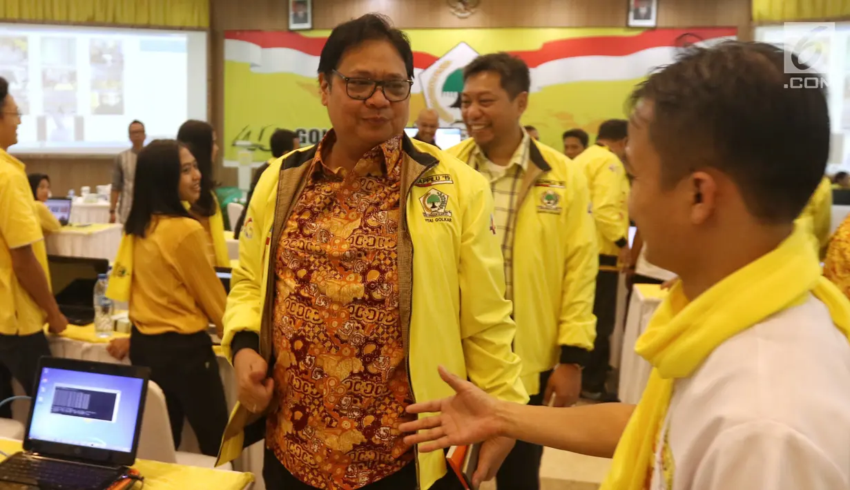 Ketum Partai Golkar Airlangga Hartarto usai melakukan pemantauan Aplikasi Android SaksiKu untuk Saksi Partai Golkar di TPS pada Pemilu 2019 di Jakarta, Selasa (16/4). Airlangga melakukan pengecekan video conference dengan Ketua DPD Partai Golkar Provinsi Se-Indonesia. (Liputan6.com/Johan Tallo)