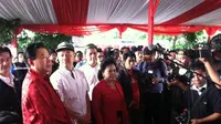 Pengusaha Tomy Winata (memakai topi) menghadiri bazar di DPP PDIP (Liputan6.com/ Putu Merta Surya Putra)