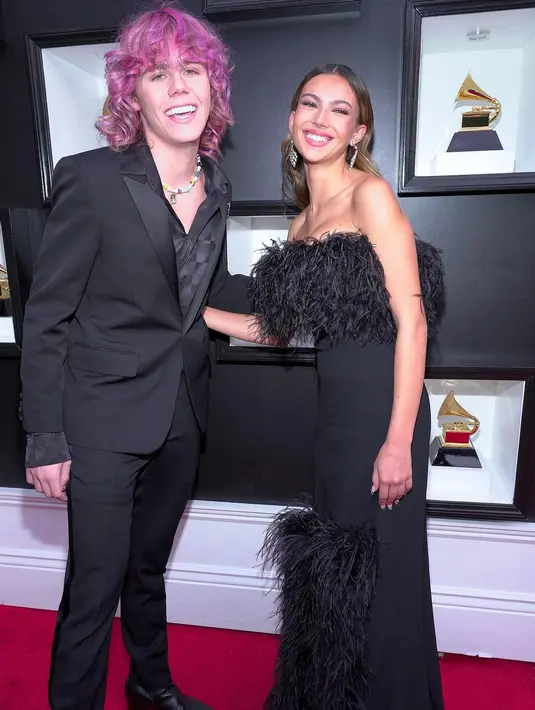 Best-dressed juga termasuk 'mahkota' bukan? Seperti The Kid LAROI dengan warna rambut pink-nya (Foto: Instagram @recordingacademy)