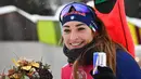 Pose atlet Biathlon asal Itali, Dorothea Wierer usai mengikuti perlombaan Piala Dunia IBU Biathlon di Antholz-Anterselva, Itali, Kamis (21/1/2021). (Foto: AFP/Marco Bertorello)