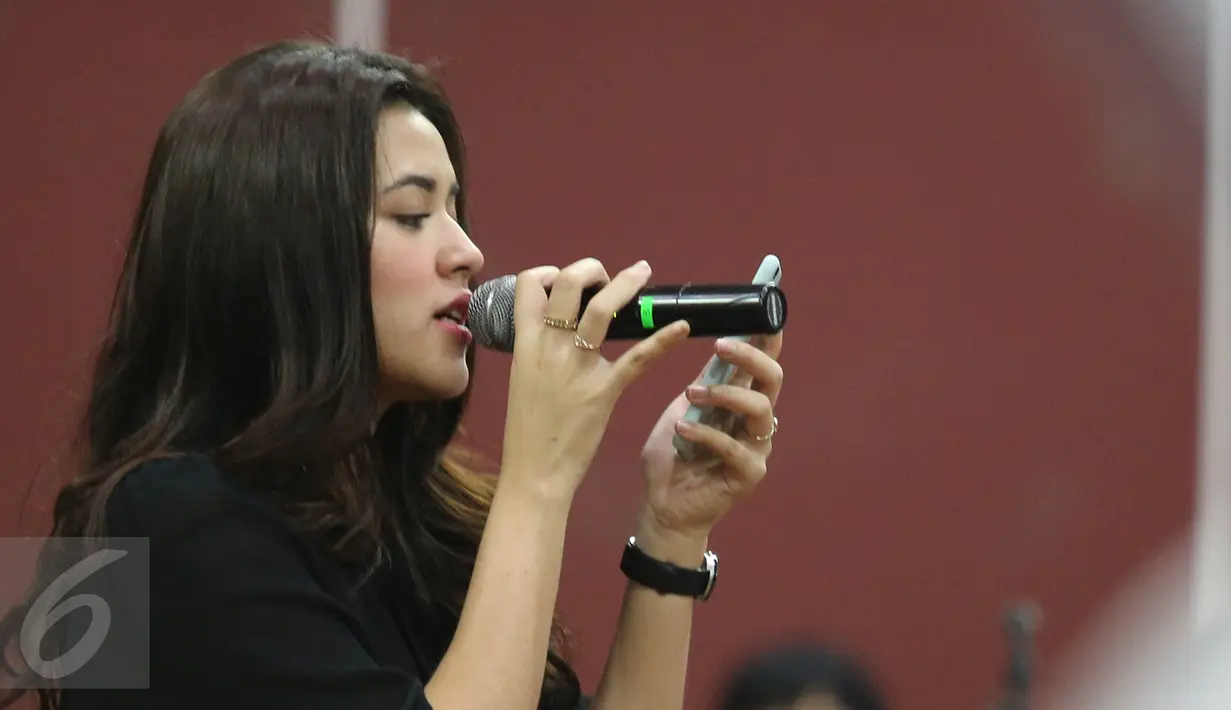 Penyanyi Raisa saat latihan untuk konser "3 Dekade Cinta Chrisye", Jakarta, Jumat (26/8). Rencananya sebanyak 17 lagu karya Chrisye akan dinyanyikan saat konser tersebut. (Liputan6.com/Herman Zakharia)