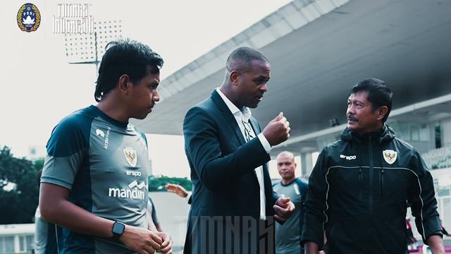 Pelatih Timnas Indonesia, Patrick Kluivert bersama Timnas Indonesia U-20, Indra Sjafri.