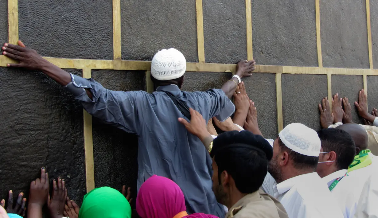 Umat muslim memeluk dinding Kakbah di Masjid al-Haram menjelang puncak pelaksanaan ibadah haji di kota suci Makkah, Arab Saudi pada Senin (5/8/2019). Ibadah haji menjadi pertemuan tahunan umat manusia terbesar di dunia.  (AP Photo/Amr Nabil)