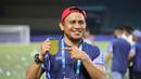Pelatih Persita Tangerang, Ilham Jaya Kesuma memamerkan medali usal menjuarai ajang Elite Pro Academi kategori U-20 2024/2025 di Stadion Patriot Chandrabhaga, Bekasi pada Sabtu (22/2/2025). (Bola.com/Abdul Aziz)