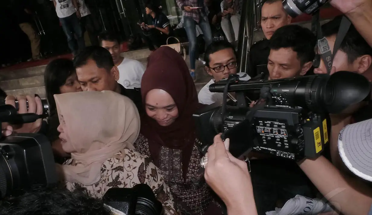 Wanita yang mengenakan jilbab ungu itu diperiksa sebagai saksi dalam penyidikan kasus dugaan korupsi penyelenggaraan ibadah haji tahun 2012-2013 yang menyeret mantan Menteri Agama Suryadharma Ali. (Liputan6.com/Faizal Fanani) 
