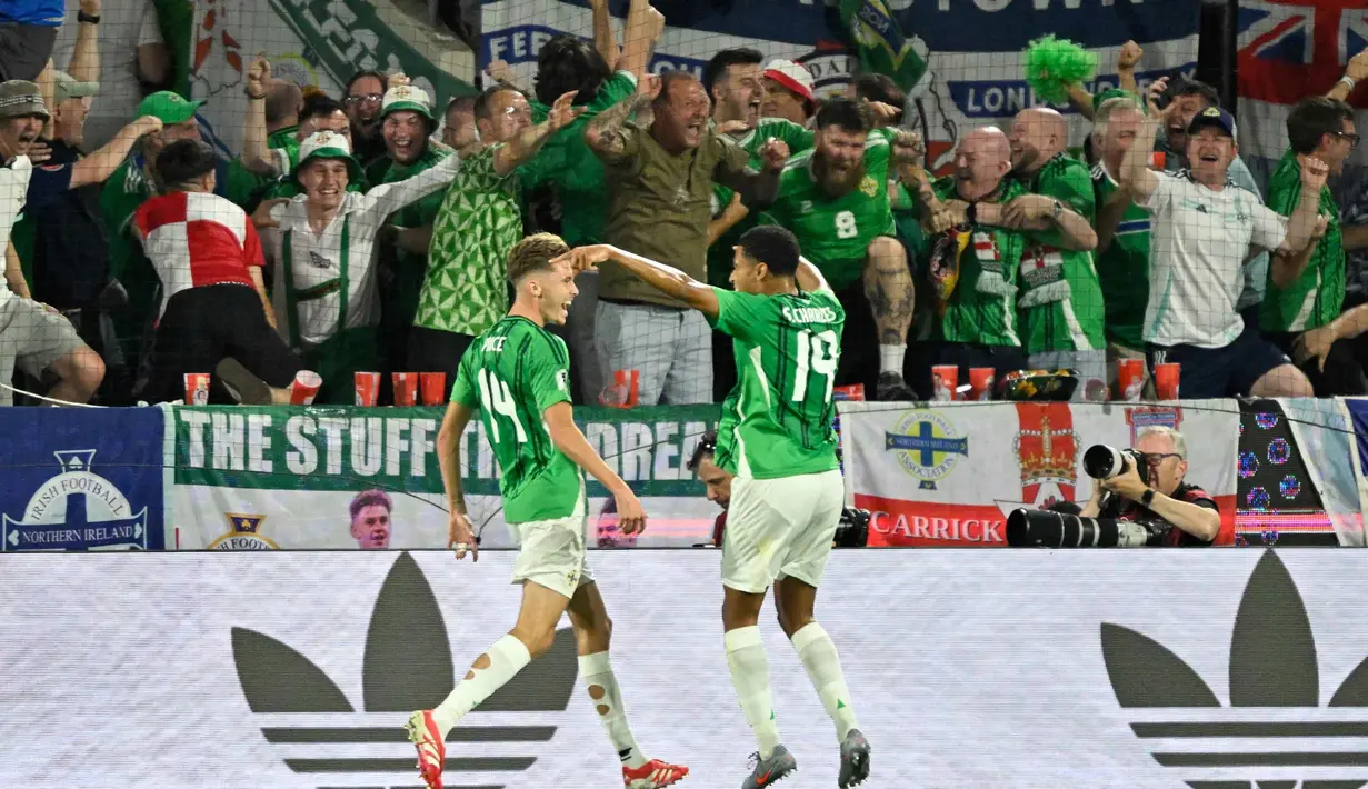 Tertinggal 0-1, Irlandia Utara berusaha bangkit dan berhasil menyamakan kedudukan di menit ke-34 lewat skema sepak pojok yang langsung dimanfaatkan oleh Isaac Price. (INA FASSBENDER/AFP)